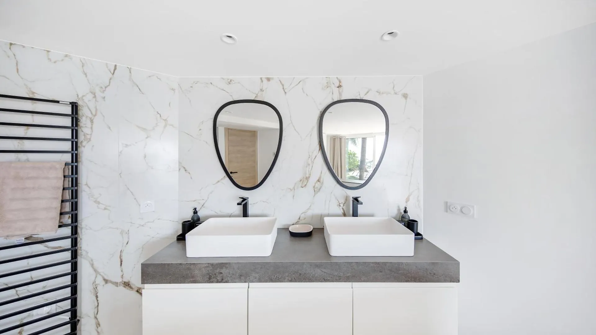 Villa Grand Standing: Renovated Seaside Retreat with Pool Hyeres