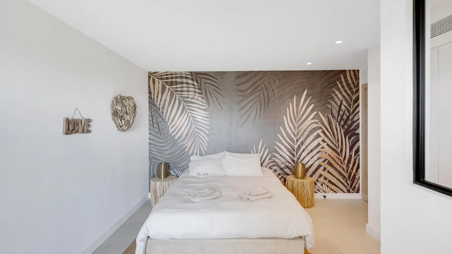 Villa Grand Standing: Renovated Seaside Retreat with Pool Hyeres France